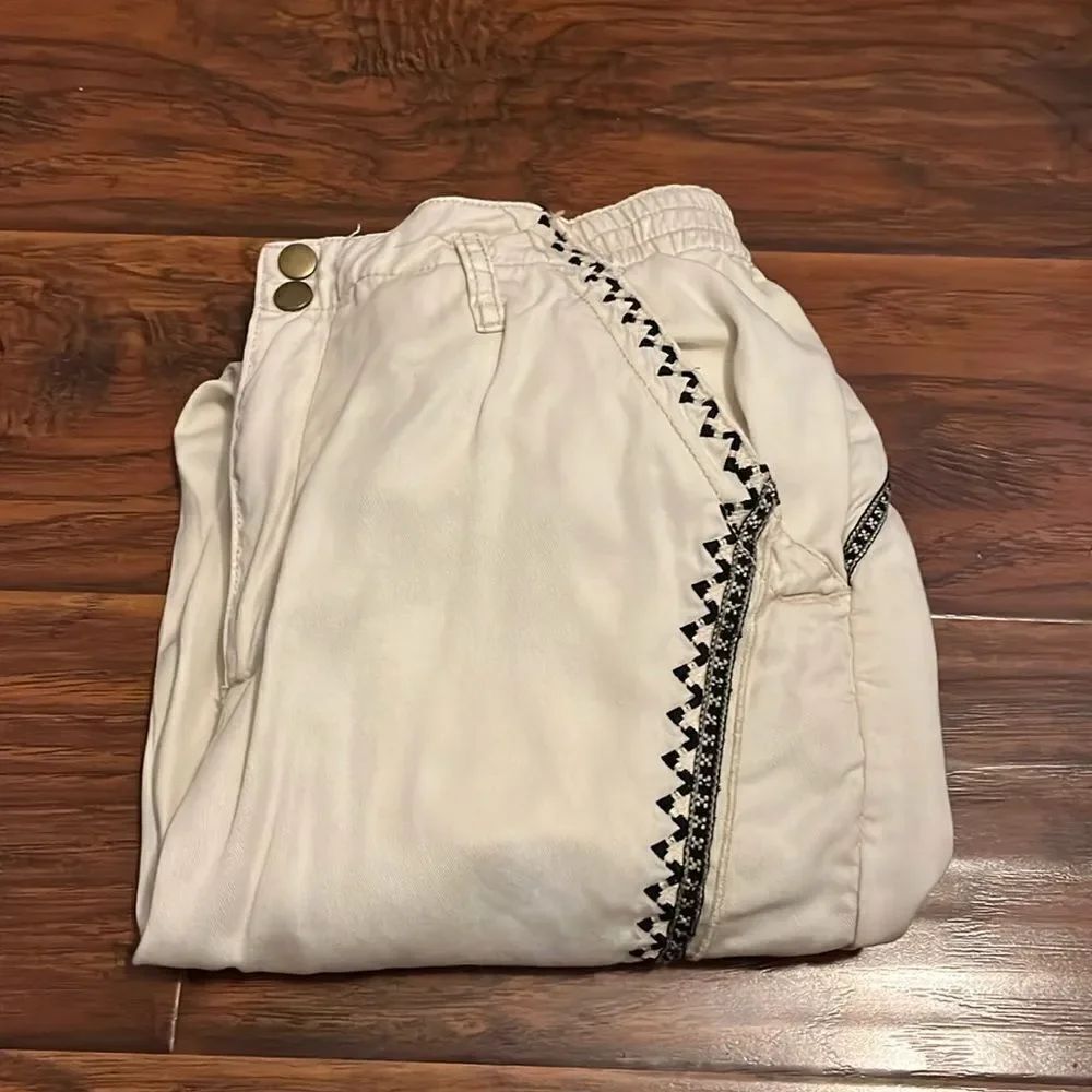 Anthropologie OffβWhite Boho Embroidered Elastic Waist Jogger StyleβPants